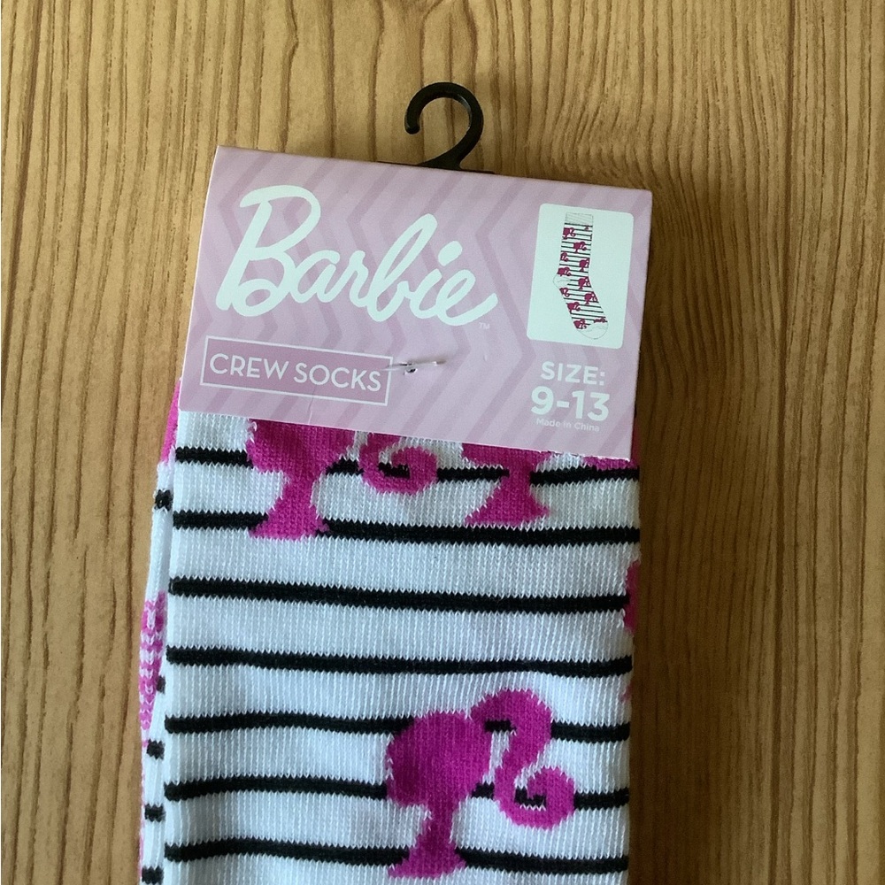 NWT. 2Pairs Popular Crew Socks. Size 9-13 - Picture 2 of 6